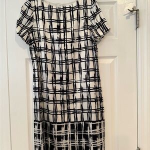 St. John Collection Abstract Design Silk Sheath Dress Knee Length Black & White